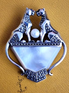 Spilla Art Deco Sterling Marcasite Pantera e MOP - Foto 1 di 5
