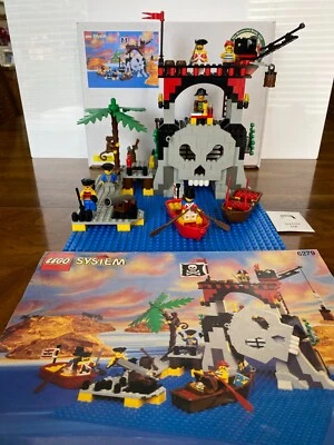 LEGO Pirates 6279 Skull Island 100% Complete w/ Manual & Minifigures - Image 1 of 4