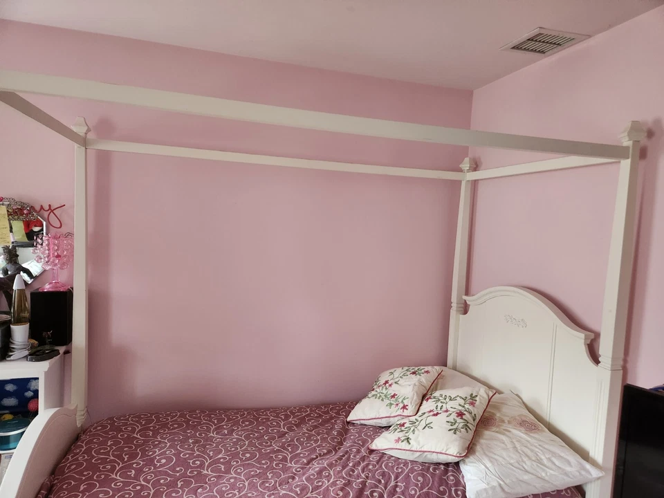 Cama doble con cuatro carteles Pottery Barn. Excelente estado.  Blanco antiguo. Foto 1 de 3