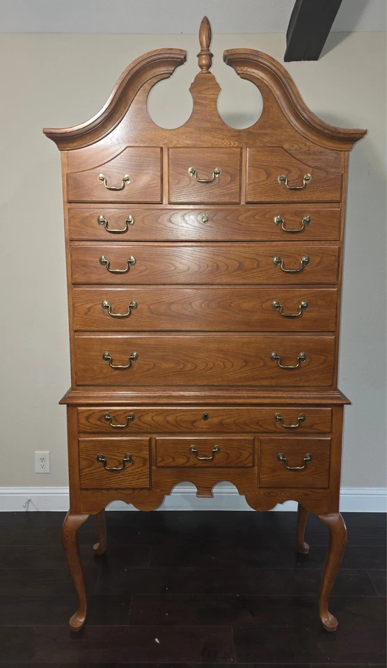 De colección Drexel Queen Anne Estilo Highboy Pecho Cuello de Cisne Pedimento Cabriole Foto 1 de 4