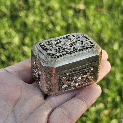 Caja de recuerdo de joyería enchapada en plata de colección tallada floral ornamentada perforada Foto 1 de 4
