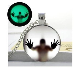 Leuchten im Dunkeln, Mann hinter Glas Anhänger Halskette - Bild 1 von 1