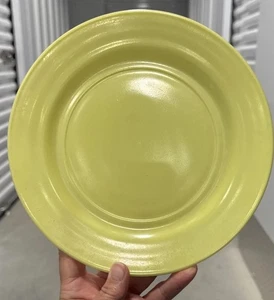 Hazel Atlas Ovide 7" Dessertteller, gelb pastell bemalt Milchglas - Bild 1 von 4