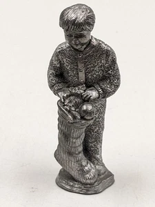 "Estatuilla artesanal de niño de peltre en pijama con medias de Navidad de 3-3/8"" de alto" - Imagen 1 de 5