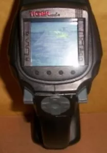 GIOCO PORTATILE UOMO IN NERO IMPUGNATURA PISTOLA FILM GIOCO TIGRE 1996 DA COLLEZIONE - Foto 1 di 2