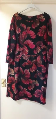 (Saco 5). Vestido ROMANO preto rosa floral tamanho 20 42" peito - Imagem 1 de 4