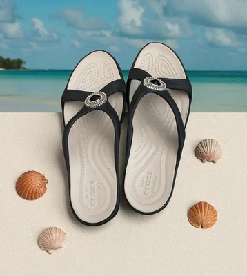 Sandalias de cuña Crocs para mujer negras con detalle de estrás talla 6  Foto 1 de 4