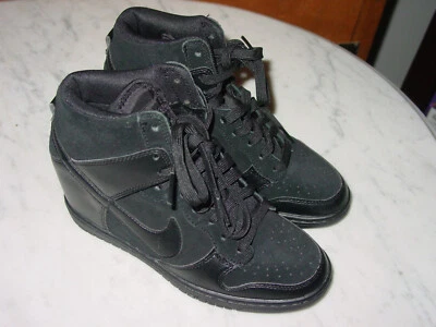 2013 Mujeres Nike Dunk HI Blackout Cuña Oculta 528899-004 ¡Zapatos de Gamuza! Talla 6 Foto 1 de 4