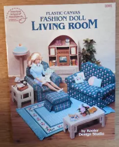 Folleto de lona de plástico American School Needlework "Muñeca de moda sala de estar" - Imagen 1 de 3