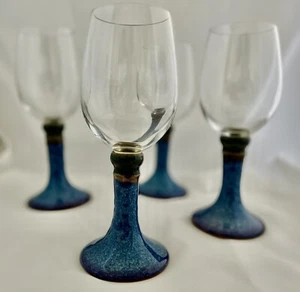 (4) Vasos de vino o agua hechos a mano vintage con tallos de gres azul y púrpura - Imagen 1 de 5