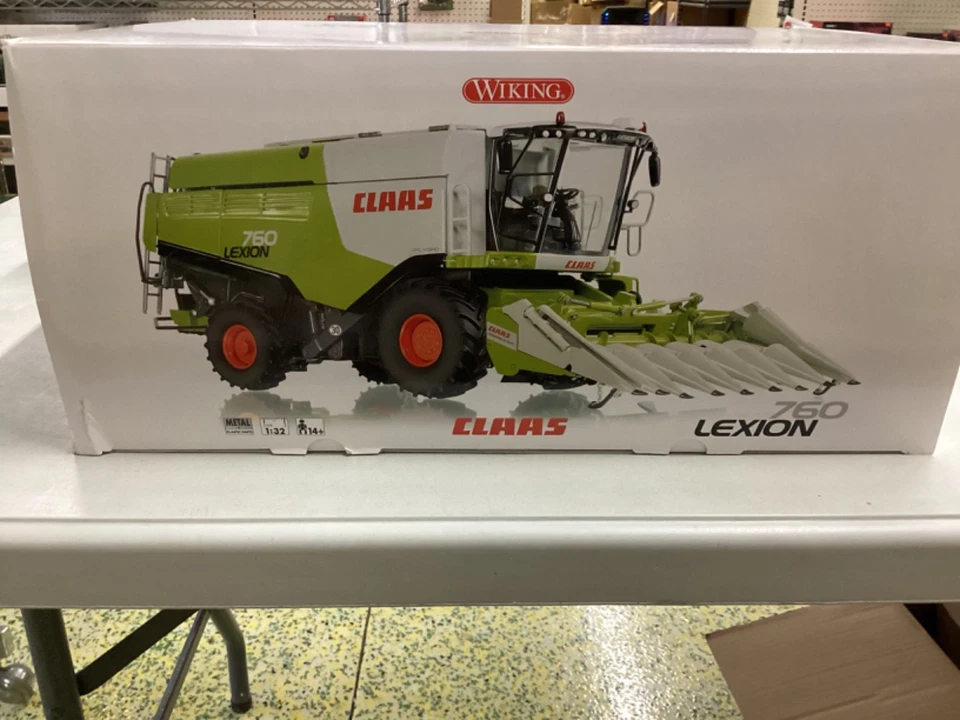 1:32 Wiking Claas Lexion 760 Combine with corn head - Image 1 of 4