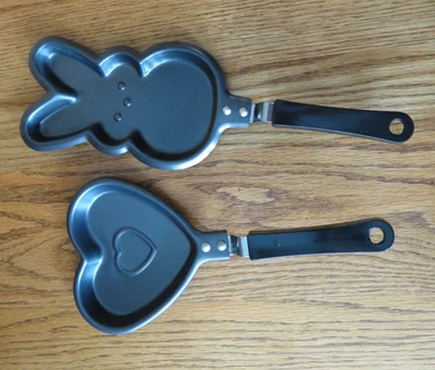 Juego de 2 sartenes antiadherentes para panqueques con forma de conejito y corazón Foto 1 de 4
