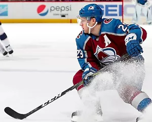 Foto de hockey Nathan MacKinnon Ice Spray acción Colorado Avalanche 8x10 NHL - Imagen 1 de 1