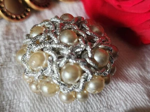 Bouton vintage parurier haute couture pourtour perlé argenté blanc 2,8 cm D14F - Picture 1 of 6