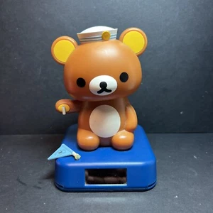 Solarbetriebenes tanzendes Wackelkopfspielzeug - Rilakkuma Braunbär Seemann LESEN - Bild 1 von 2