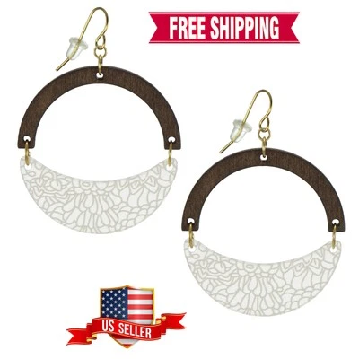 Pendientes colgantes grabados en madera arqueada marrón y acrílico blanco, alambres de oro de 18 quilates Foto 1 de 4