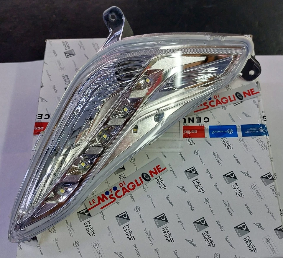 FANALE FRECCIA ANTERIORE DX ORIGINALE BEVERLY 125 300 350 DAL 2010/2020 642665 - Immagine 1 di 1