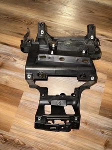 2015-2023 DODGE CHALLENGER FRONT CENTER CONSOLE BRACKET HOLDER FRAME SUPPORT OEM - Foto 1 di 3