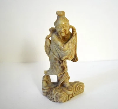 Antiguo Shoushan chino piedra tallada hombre con pez  Foto 1 de 4