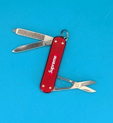 Victorinox - Supreme Red - Classic SD - Swiss Army SAK - ¡Multiherramienta! ¡BONITO! Foto 1 de 4
