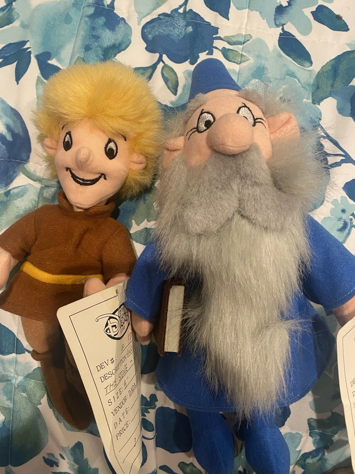 Disney 100 Décadas a Espada na Pedra Merlin e Arthur Conjunto de Pelúcia protótipo - Imagem 1 de 1