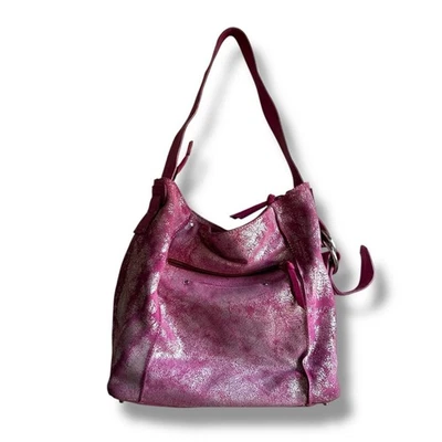 Bolso holgado de hombro Nino Bossi rosa de gamuza metálica Foto 1 de 4