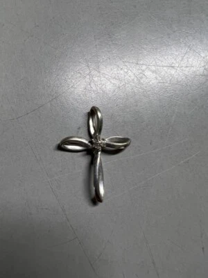 Cruz de oro blanco de 10k con diamantes insertados en forma de flor Foto 1 de 4