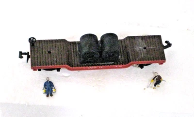 N SCALE SANTA FE  DEPRESSED FLAT CAR WITH 2 REELS & FIGURES SF 84110 - Image 1 of 4