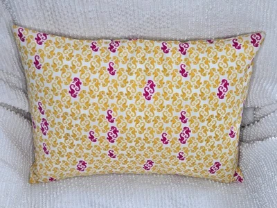 Funda de almohada lumbar con acento de viaje 12x16 / caballitos de mar rosa amarillo en crema Mendocino Foto 1 de 4
