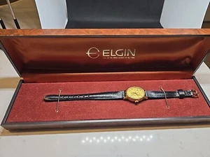 Orologio vintage Elgin Topolino con quadrante oro e cinturino in pelle 1980 - Foto 1 di 8