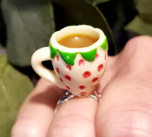 ANILLO TAZA TÉ FRESA único miniatura HECHO A MANO ajustable CAJA DE REGALO - Imagen 1 de 2
