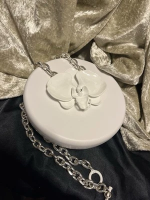 美丽的白色兰花,Zara长链项链 — 第 1/4 张图片