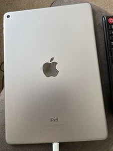 Apple iPad Air 2 64GB, Wi-Fi, 9.7in - Silver A1566 - Afbeelding 1 van 3