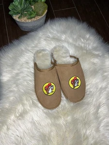 Buc-ee’s kuschelige Hausschuhe Gr. 10 - Bild 1 von 2
