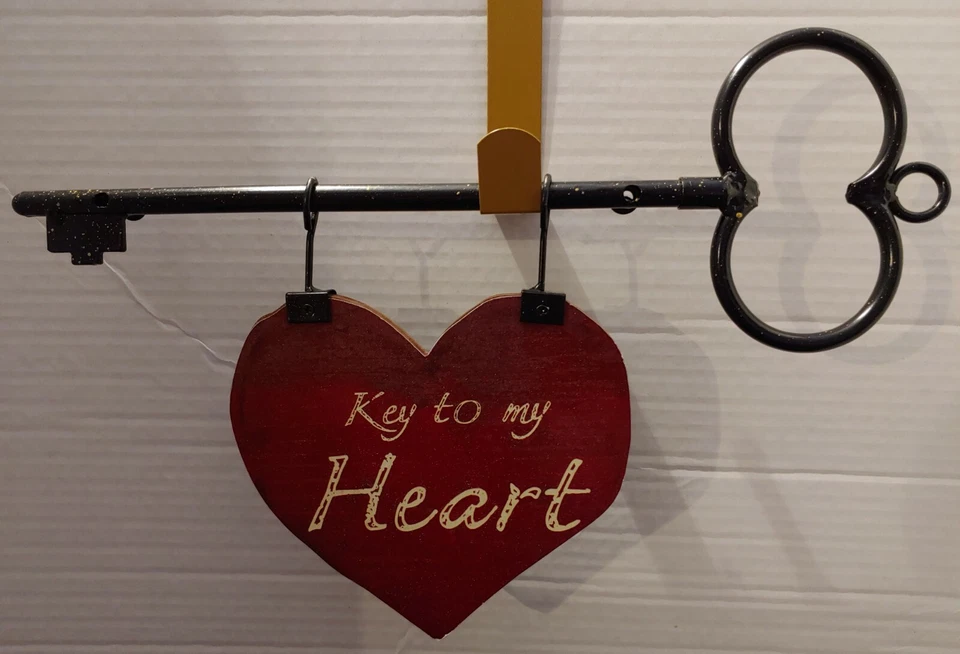 GRATIS Todas las Ocasiones 14" Llave de Amor a Mi Corazón Llave Colgante de Metal y Corazón de Madera Nuevo con Etiquetas Foto 1 de 1