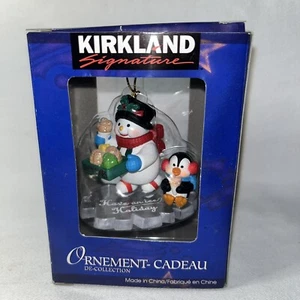 Kirkland Signature Adorno de Navidad Coleccionable Muñeco de Nieve Pingüino "Tiene un hielo h - Imagen 1 de 11