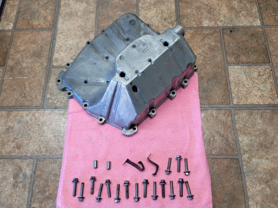 Cubierta inferior del cárter de aceite del motor Kawasaki Ninja ZX6R 2009-2024 FABRICANTE DE EQUIPOS ORIGINALES 49034-0031 Foto 1 de 4