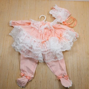 4 tlg Baby Puppenkleid, Unterrock, Haube, Fußhose Spitzenbänder PFIRSICH (g) - Bild 1 von 14