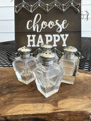 Conjunto de quatro shakers de sal e pimenta de cristal cortados à mão - Imagem 1 de 4