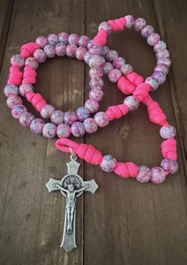 Rosario Floral Paracord, Crucifijo de San Benito, Rosario Duradero Niñas - Hecho a Mano - Imagen 1 de 5