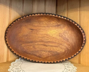 Cuenco de madera ovalado artesanal borde tallado detalle ornamentado oblongo firmado por artista Servi - Imagen 1 de 6