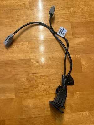 Dodge Charger Chrysler 300 USB 2011-2014 - Puerto auxiliar para música y teléfono. Foto 1 de 4