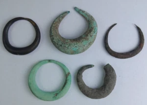 5 antike Bronze Ohrringe - verschiedene Größen & Patinas, 4.-12. Jahrhundert Thailand - Bild 1 von 13