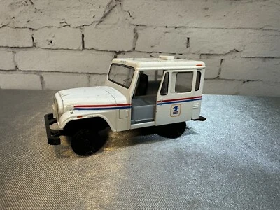 Kinsmart 1971 Mail Jeep 1:26 DJ-5B Moving Doors - Image 1 of 4