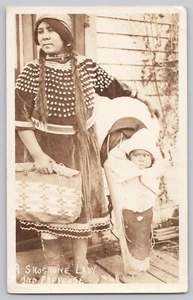 Eine Shoshone Indianerin und Papoose Perlen Hirschleder AZO Echtfoto Postkarte - Bild 1 von 2