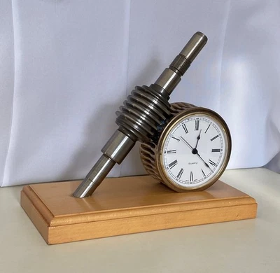 Alte TISCHUHR KAMINUHR STAHL-DESIGN Metallarbeit Schneckengetriebe Schneckenrad - Bild 1 von 4