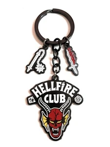 Stranger Things Portachiavi Hellfire Club T-Shirt 3 Charms Eddie Nichel Free - Picture 1 of 1