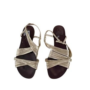 Sandalias cruzadas planas con tiras doradas Cole Haan talla 8,5 - Imagen 1 de 3