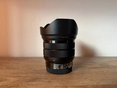 EXC++ Sony 10-18mm f4 OSS SEL1018 wide zoom lens for E-mount w/ caps & hood - Image 1 of 3