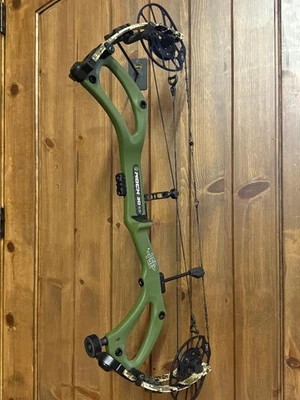 MINT PSE Nock 30 E2 Cam GUNSHIP Green / Sitka 70 Pound PSE CARBON BOW - Image 1 of 3